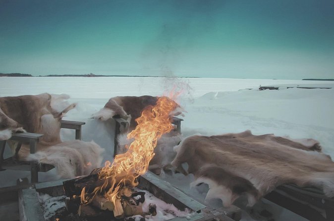 Arctic Darkness & Starlight Adventure with Snowshoes - The campfire pause and hot drinks