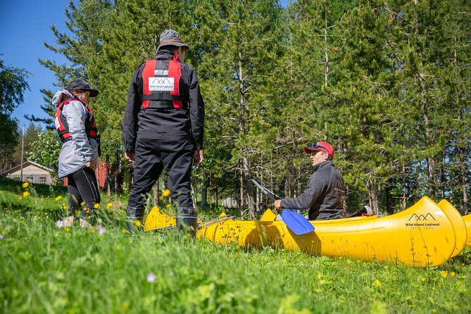 Authentic Reindeer Farm and Canoe Experience from Rovaniemi - Learning the canoe before leaving shore