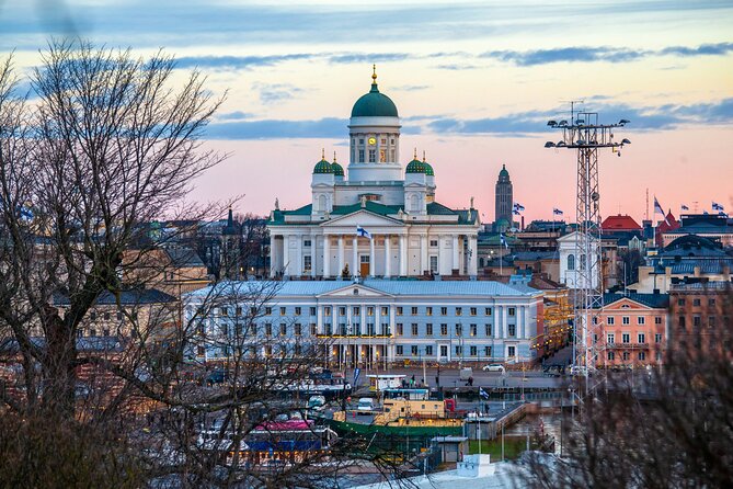 Explore Helsinki in Portuguese with a PRIVATE guide - Senate Square and the story of Russian rule