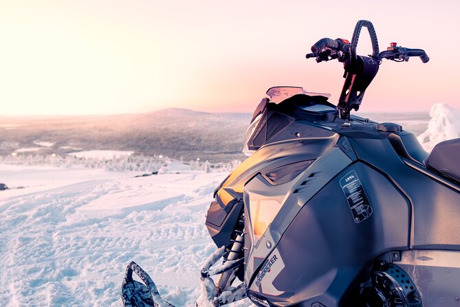 Family Snowmobile Safari in Rovaniemi - Learning to control the snowmobile
