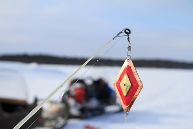 From Ivalo: Ice Fishing Safari to Lake Inari, reindeers & lunch - Three hours around Lake Inari