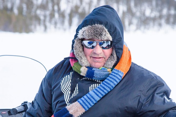 From Saariselkä: Ice Fishing Tour to Lake Inari, reindeers &lunch - Feeding reindeer before the return journey