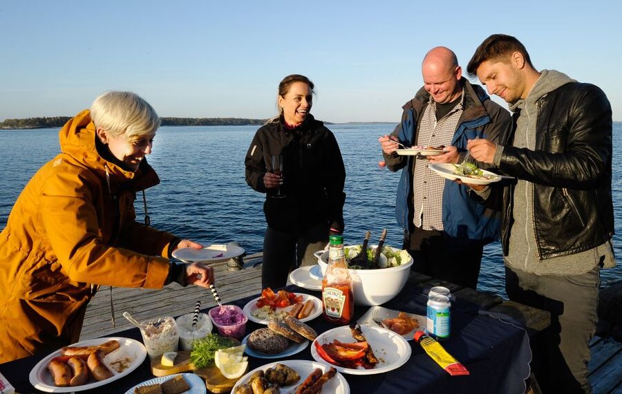 Helsinki: Archipelago RIB Boat Tour with BBQ Lunch and Sauna - Going ashore for the island walk