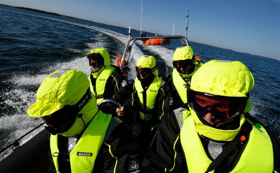 Helsinki: City and Outer Islands Guided RIB Boat Tour - Vallisaari, Suomenlinna, and the Old Shipyard