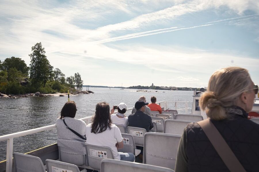 Helsinki: City Highlights 1.5-Hour Archipelago Cruise - Commentary, seating, and the boat café