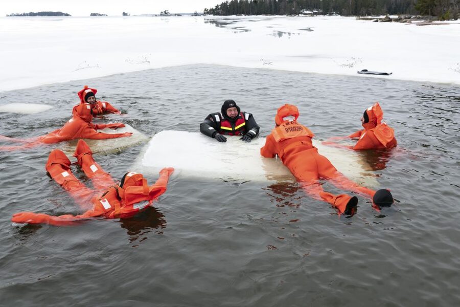 Helsinki: Floating Experience in a Survival Suit - What changes when the Baltic Sea freezes