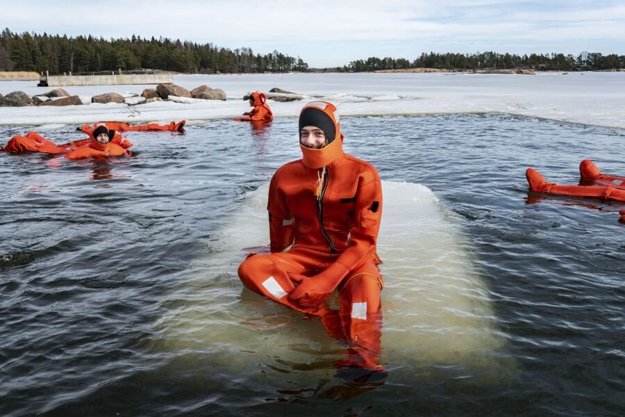 Helsinki: Floating Experience in a Survival Suit - The instructors make the difference