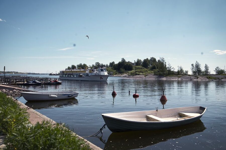 Helsinki: Hop-On Hop-Off Bus Tour & City Highlights Cruise - Boarding the bus at Senate Square