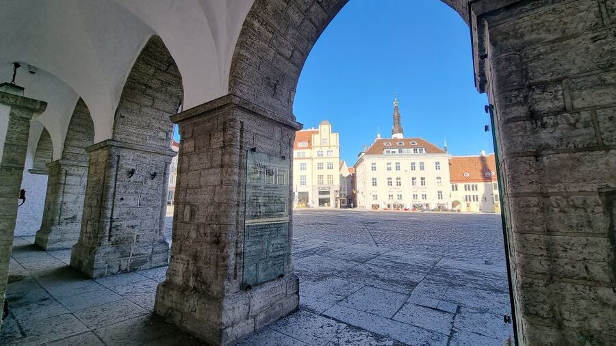 Helsinki: Tallinn Guided Day Tour with Ferry Crossing - Meeting your guide in Tallinn