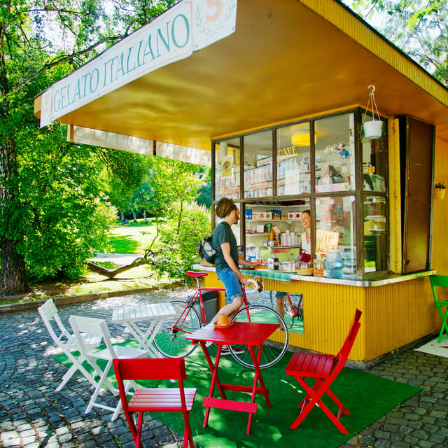 Helsinki: Tram Tour - Kaivopuisto and Helsinki’s Seaside Side