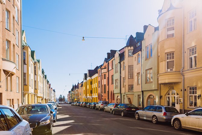 Helsinki tram tour with a city planner - The central boulevard connects the city together