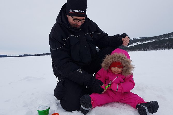 Ice fishing by car with hot beverages at Pyhä-Luosto - Leaving Pyhä-Luosto for the ice