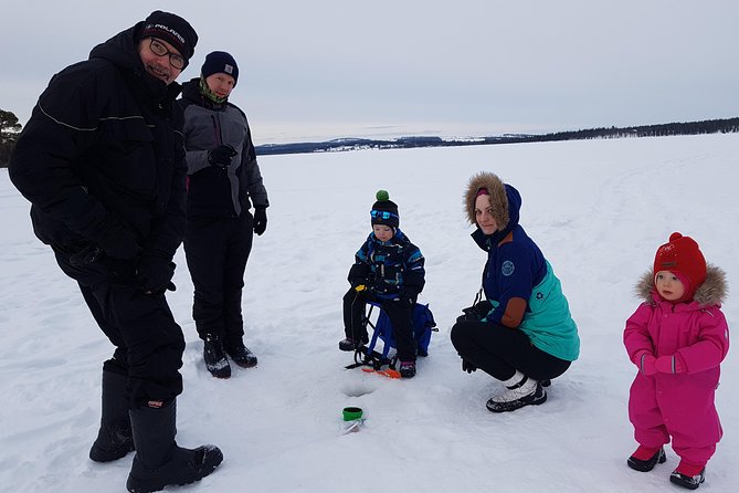 Ice fishing by car with hot beverages at Pyhä-Luosto - What the frozen river adds
