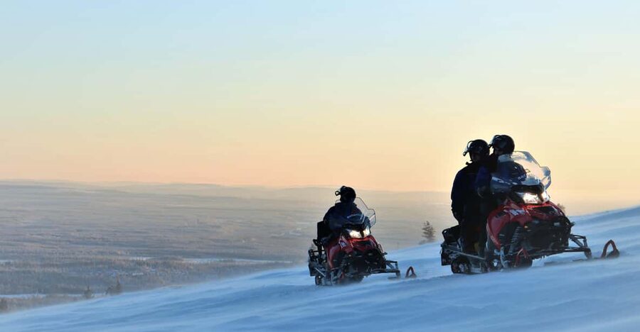 King of Ylläs: Snowmobiling to the Hill - Clothing that makes the cold manageable