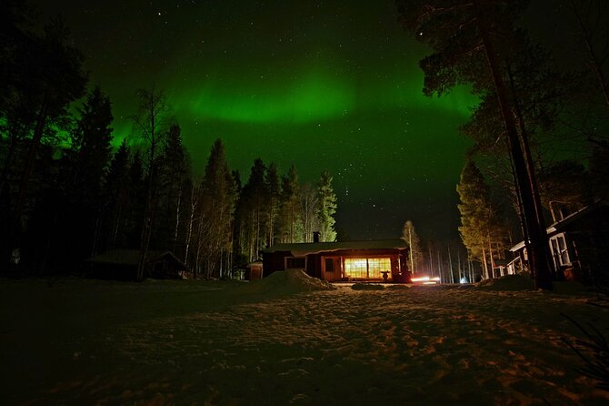 Northern Lights Hunting in Lappish old cottage - The frozen lake and northern view