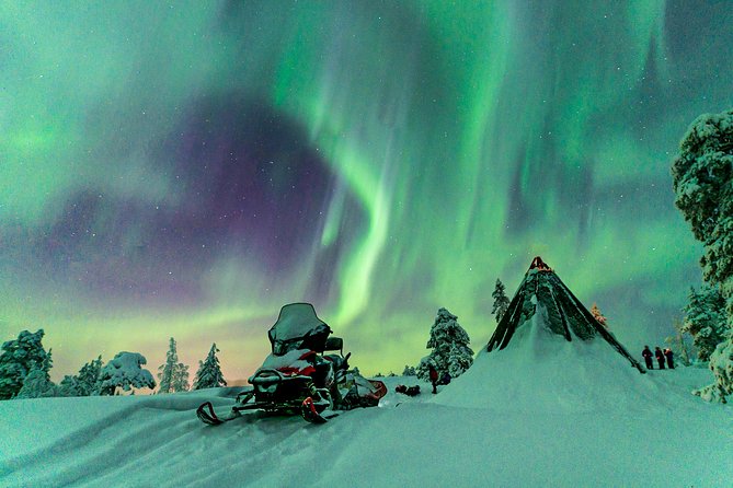 Northern Lights Snowmobile Driving Safari - Learning to handle a snowmobile