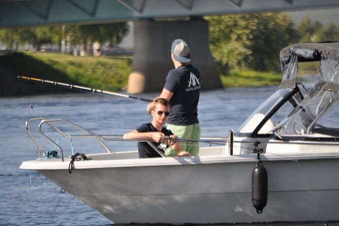 Private Guided Fishing Boat Tour in Rovaniemi - Fishing help for complete beginners