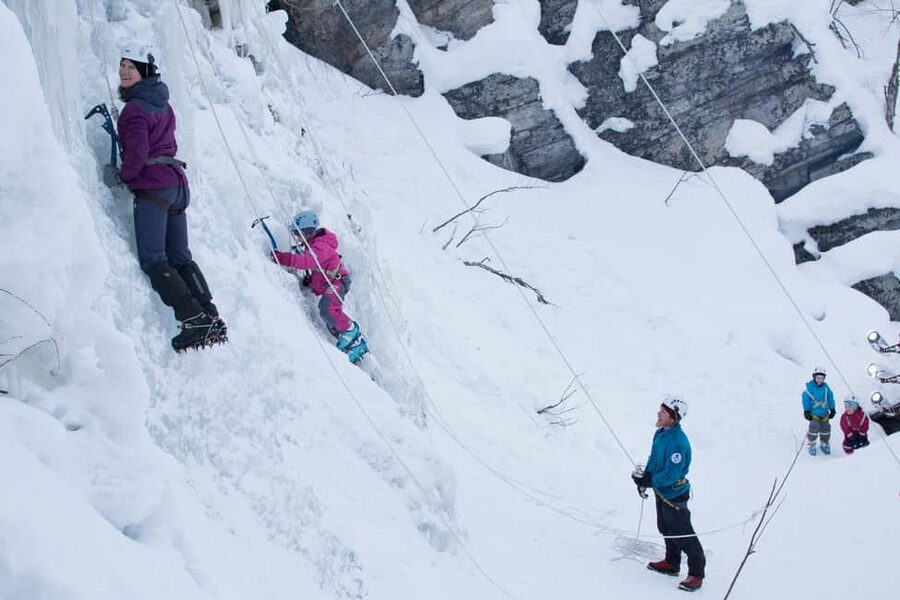 Pyhätunturi: Kid's Ice Climbing Adventure in Finnish Lapland - The 105-minute session at the ice wall