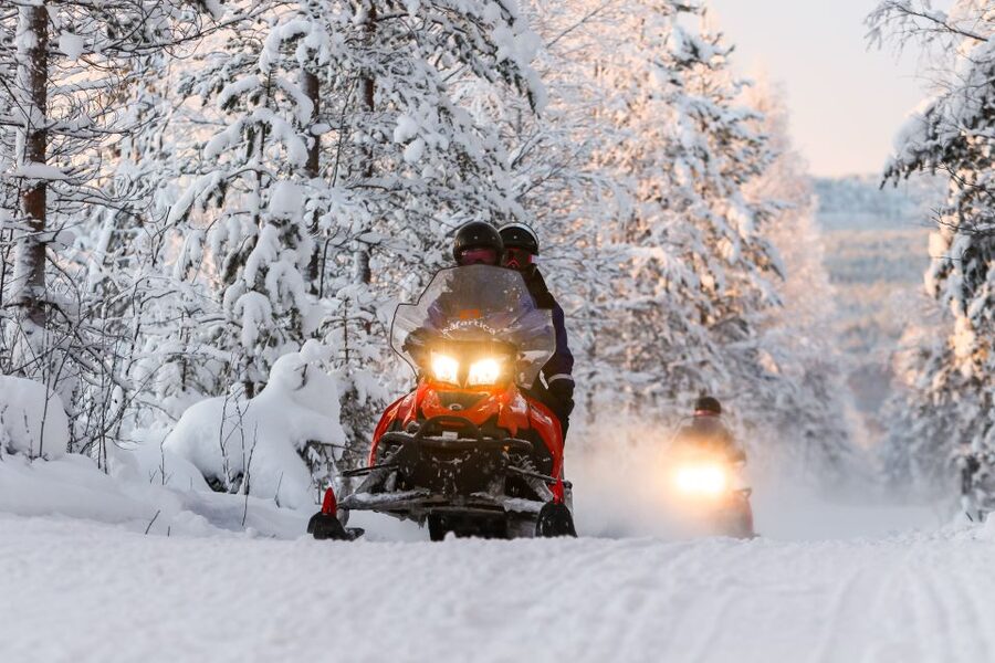 Rovaniemi: 2-Hour Snowmobiling Experience - Learning to handle a snowmobile