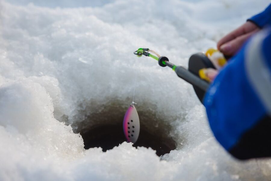 Rovaniemi: Arctic Circle Ice Fishing Experience - Drilling the hole and learning the Finnish method