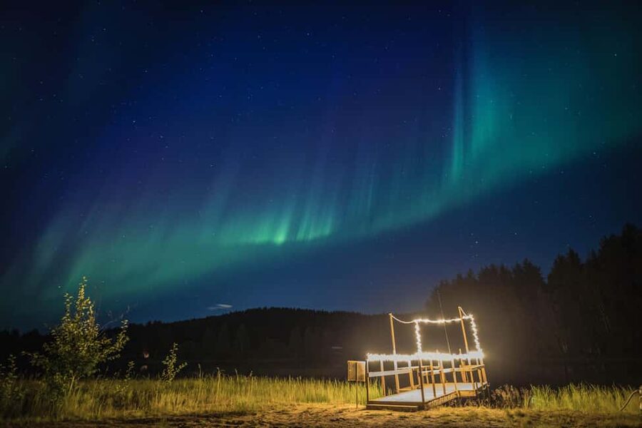 Rovaniemi: Arctic Ice Floating and Northern Lights Tour - Why floating in frozen water works