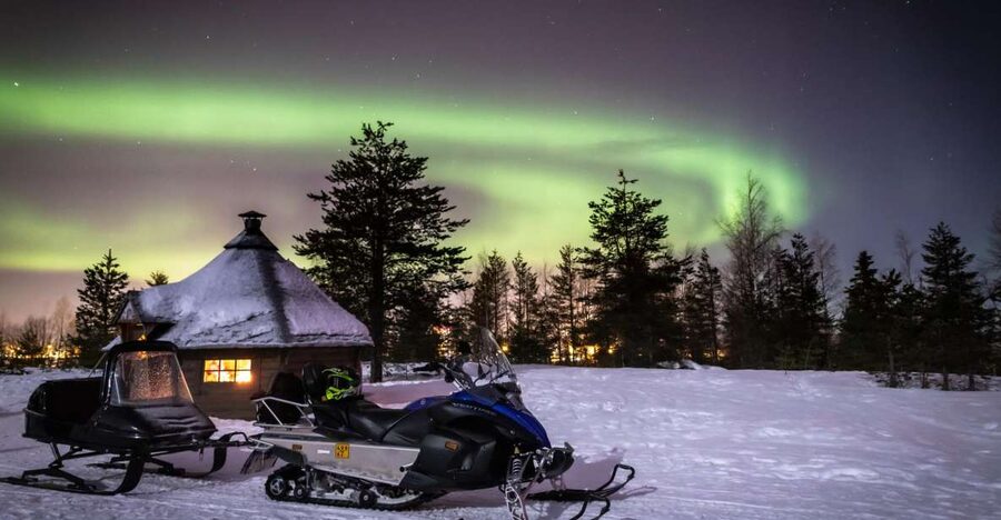 Rovaniemi: Aurora Borealis Snowmobile Safari with Campfire - Clothing, cold, and physical demands