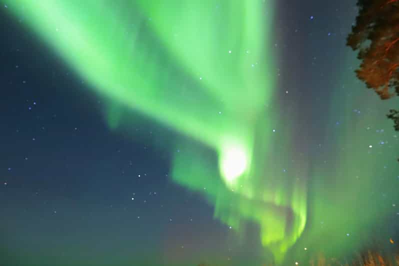 Rovaniemi: Aurora Borealis Trip – Autumn - A Lakeside Campfire Instead of a Cold Wait