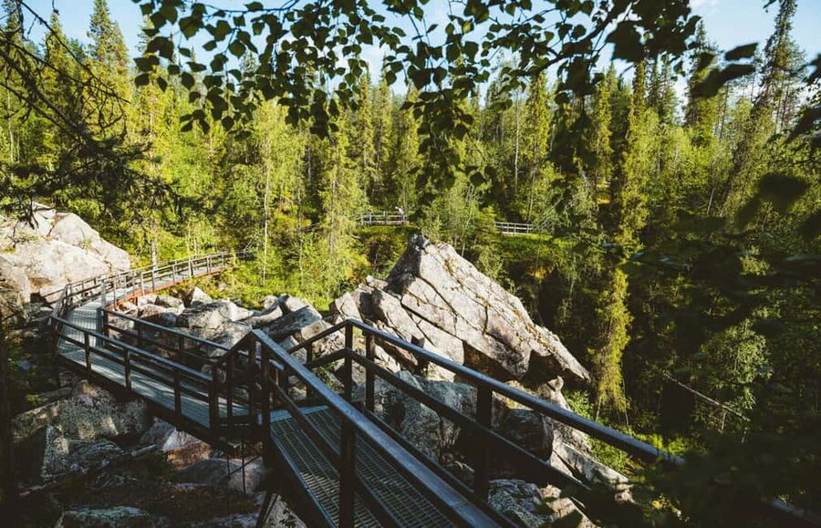 Rovaniemi: Auttiköngäs Waterfalls Hike Tour & Barbeque - Autumn color or winter snow?
