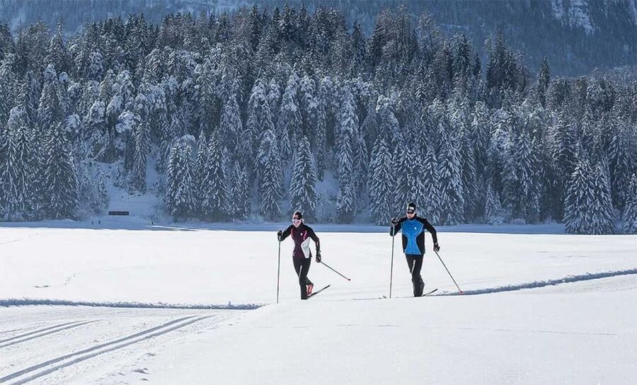 Rovaniemi: Cross Country Wilderness Ski Adventure - Following the groomed tracks through Ounasvaara