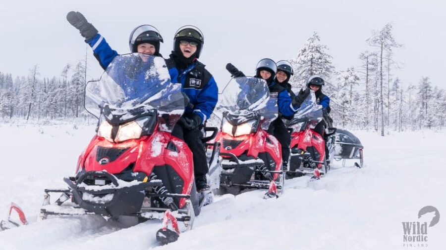 Rovaniemi: Easy Snowmobile Safari - The photo stop and family sled experience