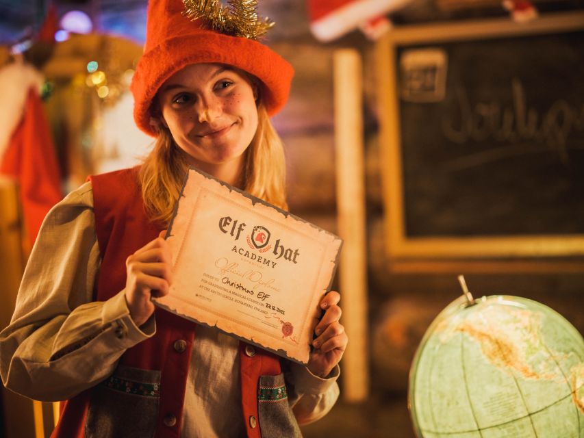 Rovaniemi: Elf Hat Academy in Santa's Village - Cookie decorating gives small hands a job