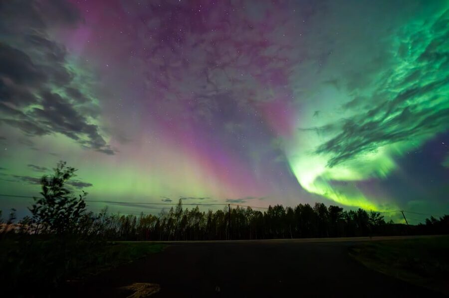 Rovaniemi: Guaranteed Ultimate Aurora Hunt with Photographer - Warm clothing for a long wait outside