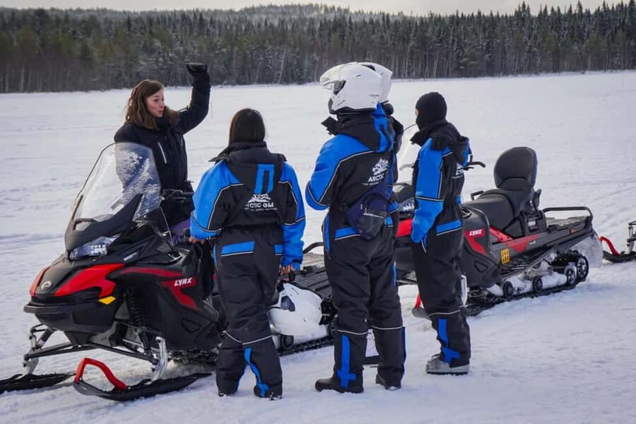 Rovaniemi: Guided Wilderness Snowmobile Safari & Barbeque - Photo stops on a quiet winter route