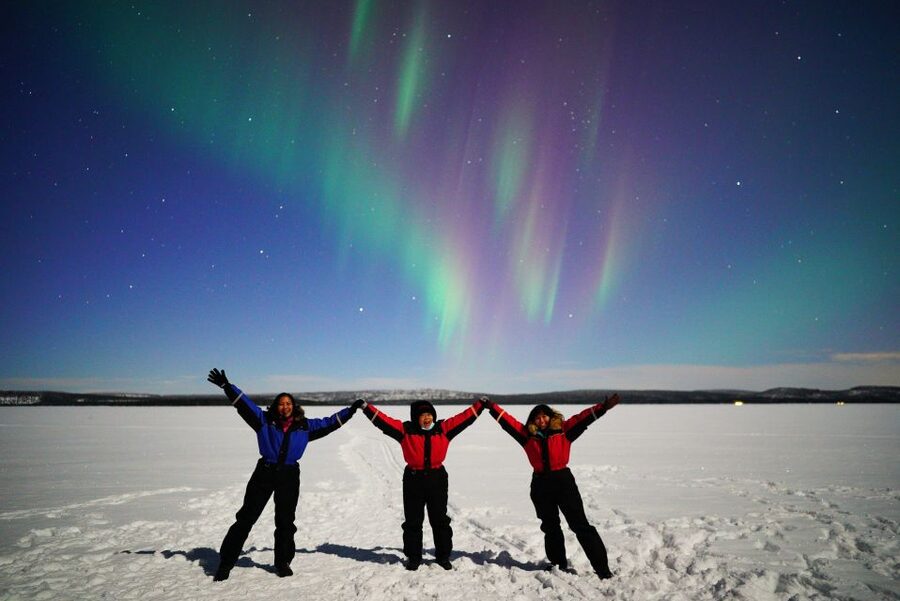 Rovaniemi: Hunting Northern Lights Bus Tour - Warm blueberry juice and a useful retreat