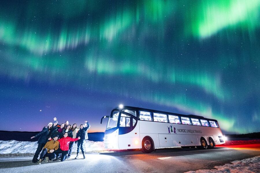 Rovaniemi: Hunting Northern Lights Bus Tour - The guides and the human side of the evening