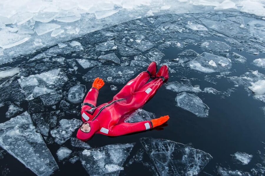 Rovaniemi: Ice Floating Experience - The three-hour schedule, from arrival to warm-up