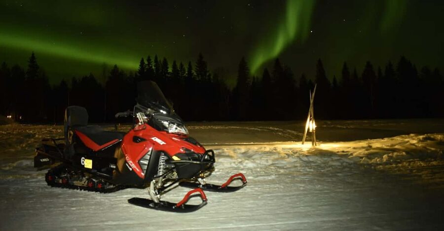 Rovaniemi: Night Snowmobile Tour - Learning to drive before the forest trails