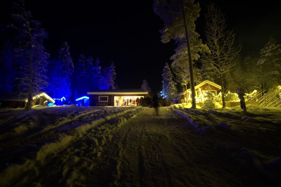 Rovaniemi: Northern Lights Hunting in Lappish old cottage - Waiting beside the fire with Lappish sausages