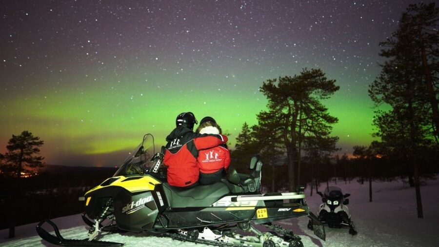 Rovaniemi: Northern Lights Snowmobile Hunt - How twin driving changes the experience