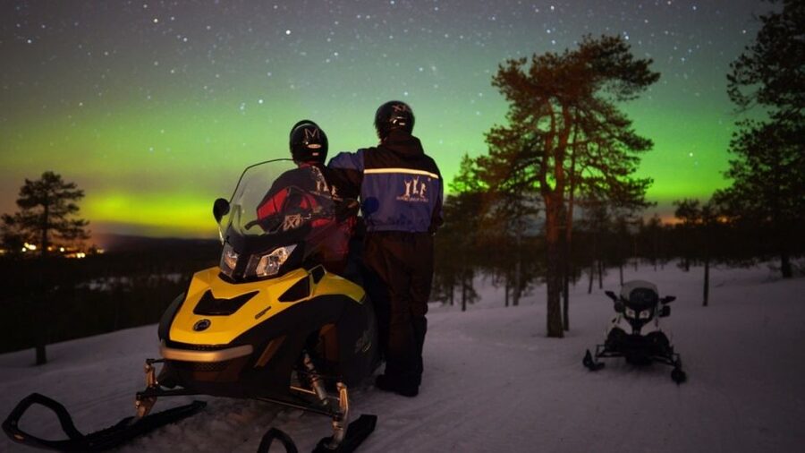 Rovaniemi: Northern Lights Snowmobile Hunt - Waiting for the aurora in the dark