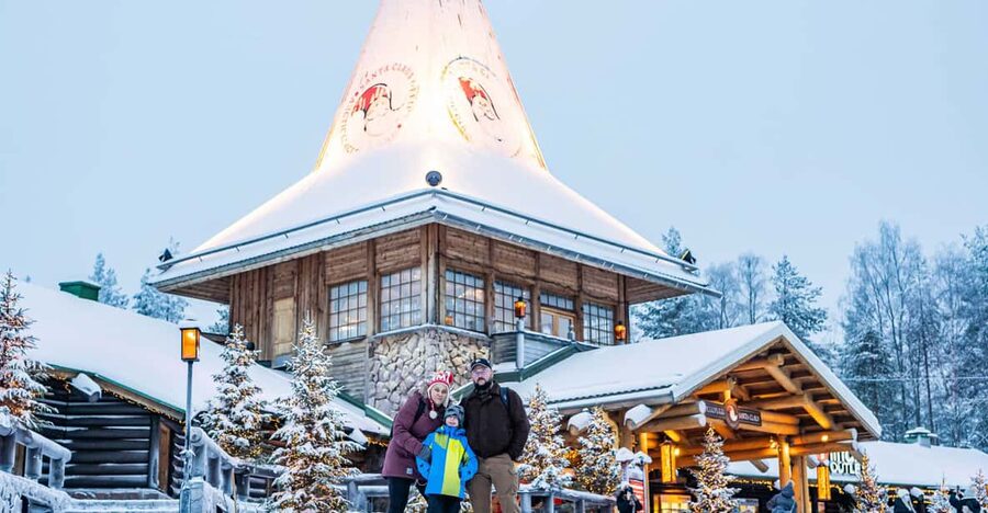 Rovaniemi: Private Pro Photoshoot in Santa Claus Village - Why a private photoshoot helps at Santa Claus Village