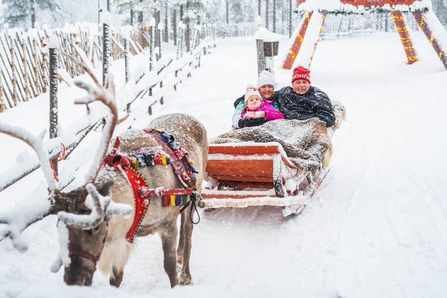 Rovaniemi: Private Pro Photoshoot in Santa Claus Village - What the one-hour shoot is really like