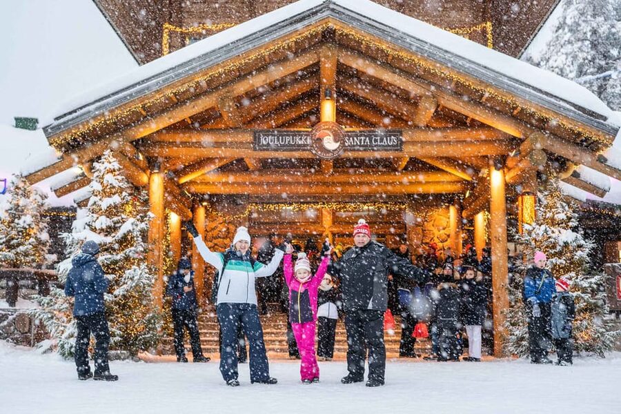 Rovaniemi: Private Pro Photoshoot in Santa Claus Village - Photo delivery and what you receive