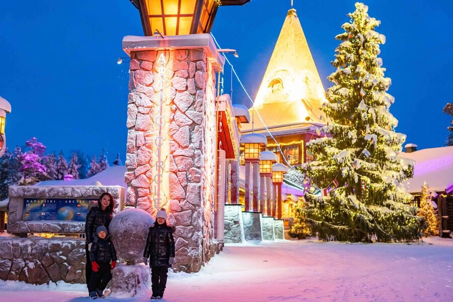 Rovaniemi: Private Pro Photoshoot in Santa Claus Village - Returning to Rovaniemi or staying at the village