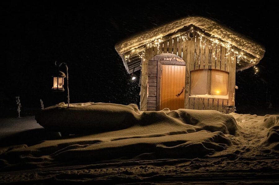 Rovaniemi: Private Sauna and Ice Swimming Tour with Snacks - Arriving at the private wooden sauna
