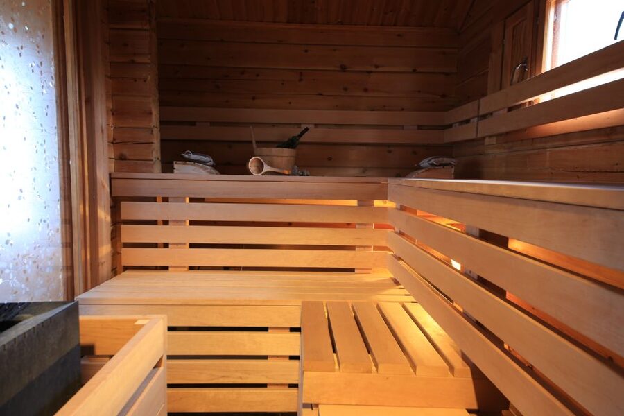 Rovaniemi: Private Sauna, Jacuzzi and Dinner - What the old cottage and lake setting add