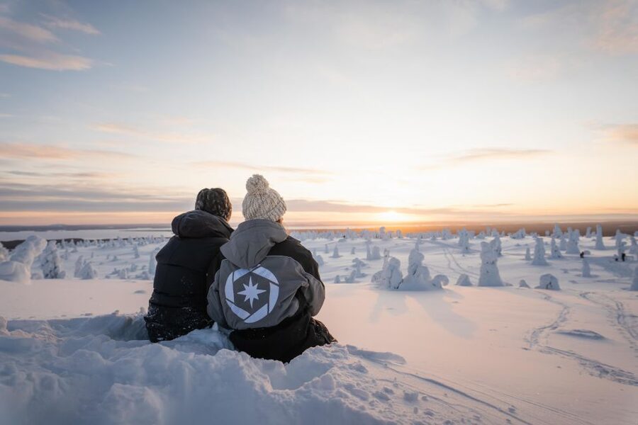 Rovaniemi: Riisitunturi National Park with Pro Photos & BBQ - Hiking 4 kilometers through frozen forest