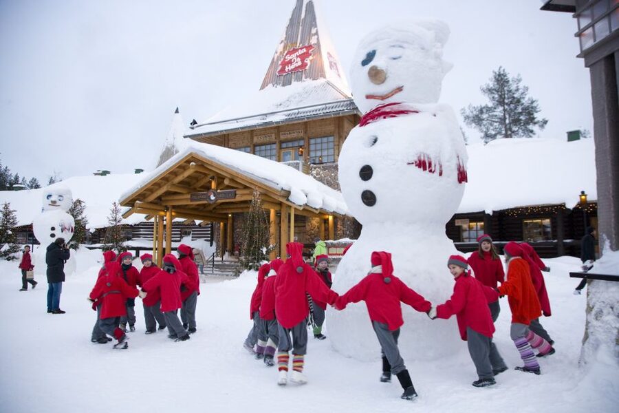 Rovaniemi: Santa Claus Village and Arctic Circle - Buffet lunch in a short northern day
