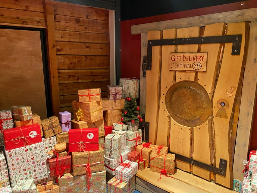 Rovaniemi: Santa Claus Village and Husky sledge/guided tour - Meeting Santa and managing the queue