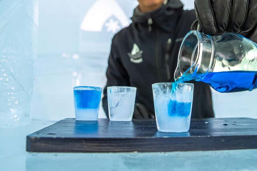 Rovaniemi: Snow Hotel Tour and Ice Restaurant Dinner - Hot food in a very cold room